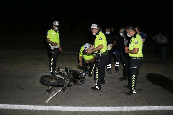 Motosiklete kamyonet çarptı: 1 ölü, 1 yaralı