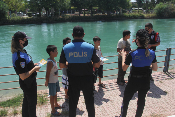 Polis, aileleri ve çocukları boğulmalara karşı uyardı