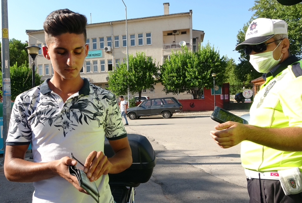 Polis kontrolünden kaçmak için whatsapp grubu kurdular