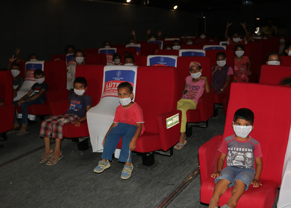 Sinema tırı mevsimlik işçi çocuklarının ayağına gitti