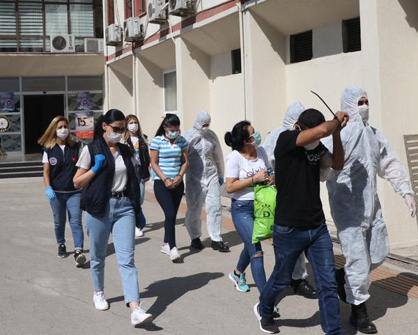 Zorla fuhuş yaptıranlara 'koli' operasyonu: 80 gözaltı