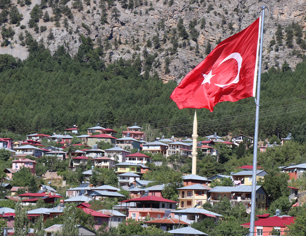 Akçatekir Yaylası'na dev Türk bayrağı