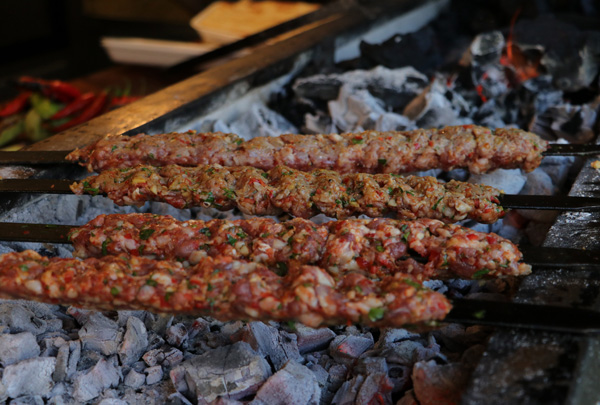 Adanalı kebap ustalarından yeni ‘Korona Kebap’