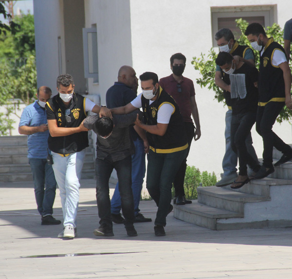 Kadın kılığındaki kuyumcu soyguncuları Kozan'da yakalandı