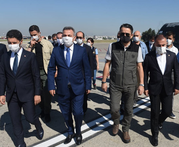 Bakan Pakdemirli, yangın bölgesini havadan inceledi