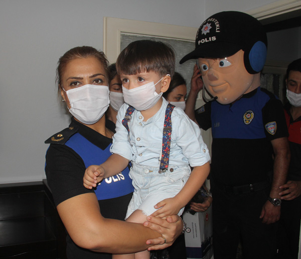 Polisten korkan çocuğa polisten doğum günü sürprizi