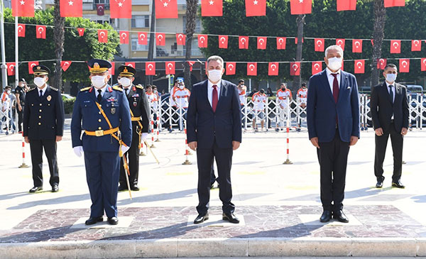 Vali Elban Atatürk Anıtı’na Çelenk Sundu