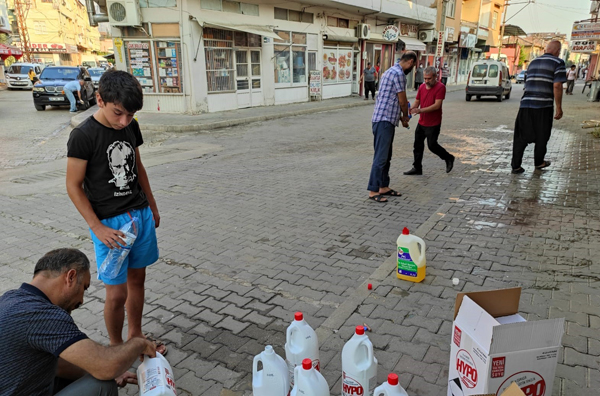 Mahalleyi çamaşır sularıyla yıkadılar