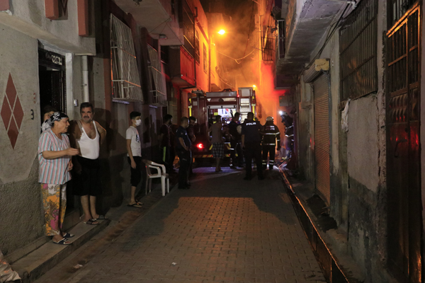 Meraklı kalabalık sosyal mesafeyi hiçe sayıp yangını izledi