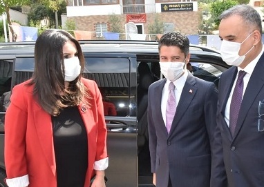 AK PARTİ'DE BAYRAK YARIŞI