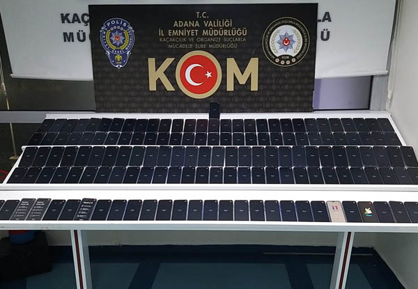 Otomobilin motor bölümünden kaçak cep telefonu çıktı