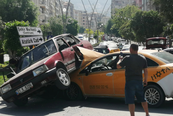 Çarptığı otomobil üzerine çıktı
