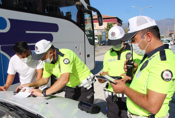 Trafikte asker eğlencesi yapan gruba ceza