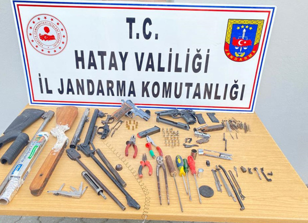 Evini silah atölyesine çevirmiş