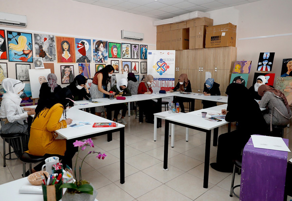 Kadınlara hem destek hem eğitim