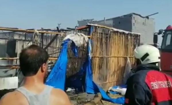 Tarım işçisi ailenin çadırı yandı