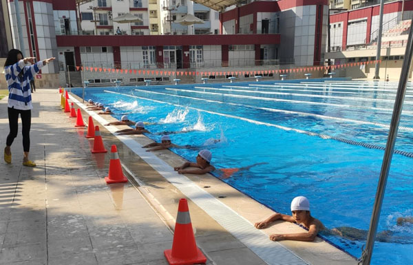 Adana'da 6 bin genç yüzme öğrendi