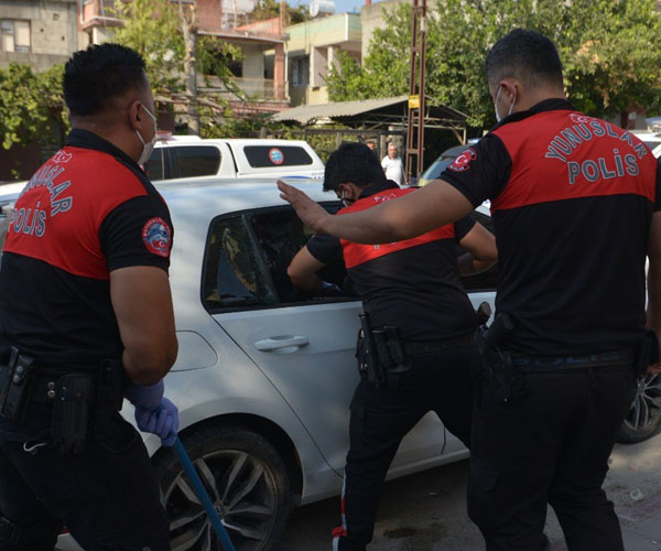Polis camı kırıp hayat kurtardı