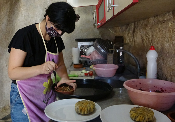 Eşinin kapattığı dükkanı hamsili pilav yaparak açtı
