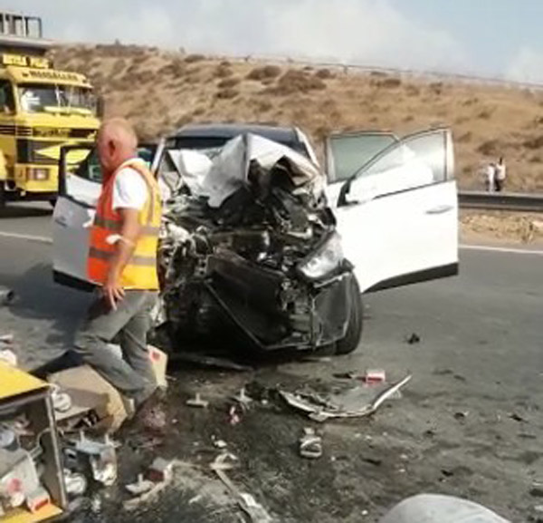 Karayolları ekibine otomobil çarptı: 1 ölü, 3 yaralı