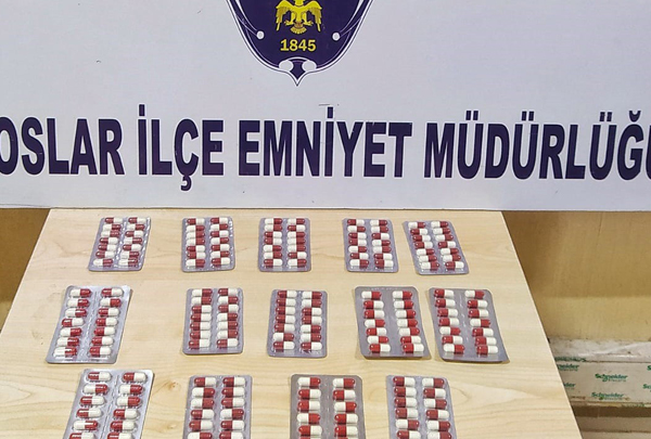 Mersin'de bir evde 196 adet uyuşturucu hap ele geçirildi