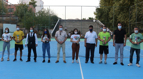 Tenis turnuvasında kupalar sahiplerini buldu