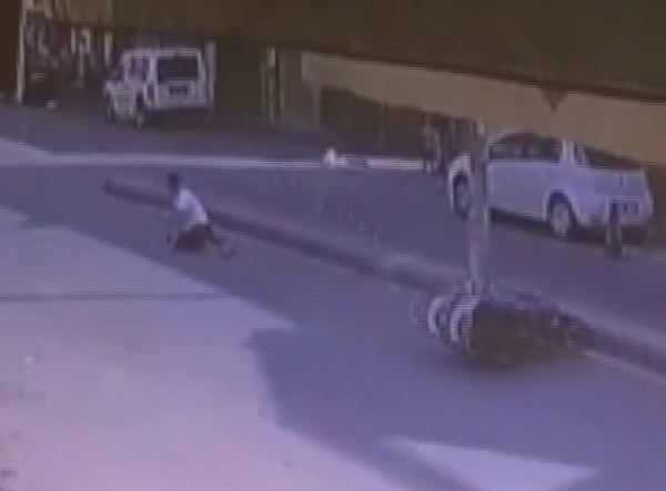Motosiklet yayaya çarpıp kaçtı