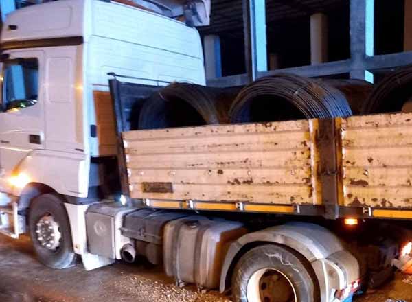 Dörtyol’da demir yüklü tır çöken yola saplandı