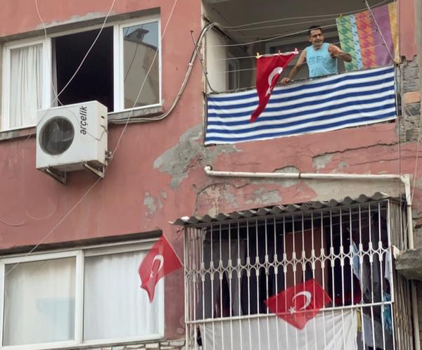 İskenderun'da iş yerlerine Türk bayrağı asıldı