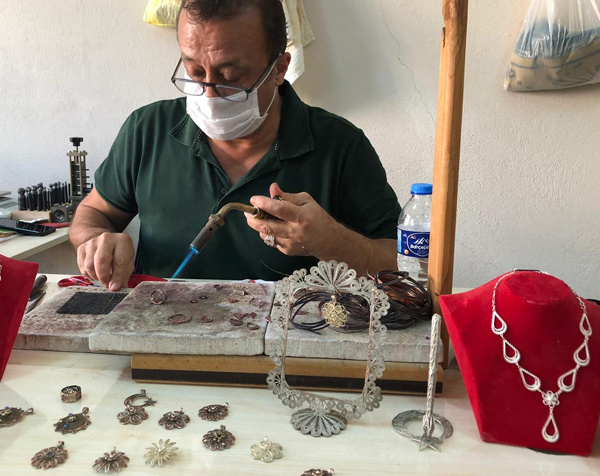 Kadınlar sanatla aile ekonomilerine katkı sağlıyor