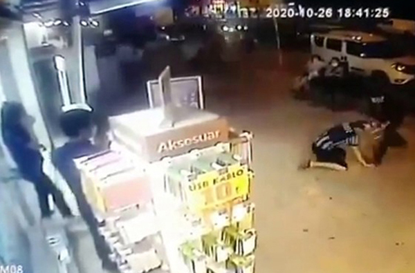 İşitme engelli adama cadde ortasında feci dayak