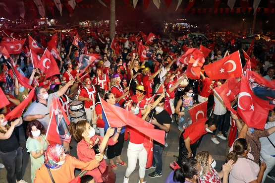 Adana sokaklarında CHP’nin Cumhuriyet coşkusu