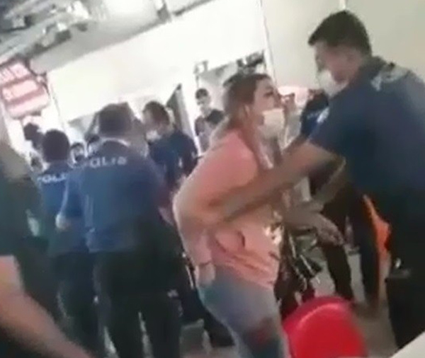 Polise yumruk atı
