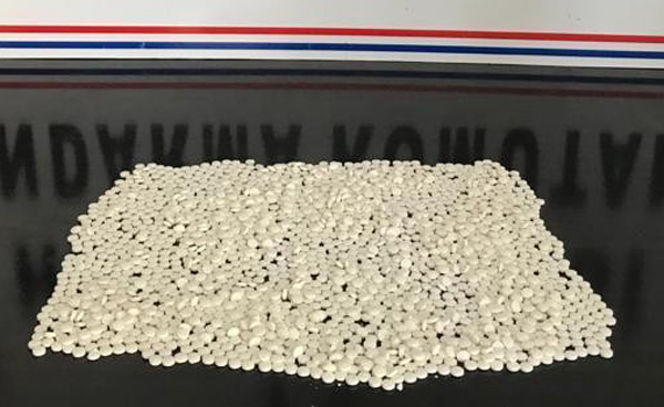 Hatay’da motosikletten atılan poşetten uyuşturucu hap çıktı