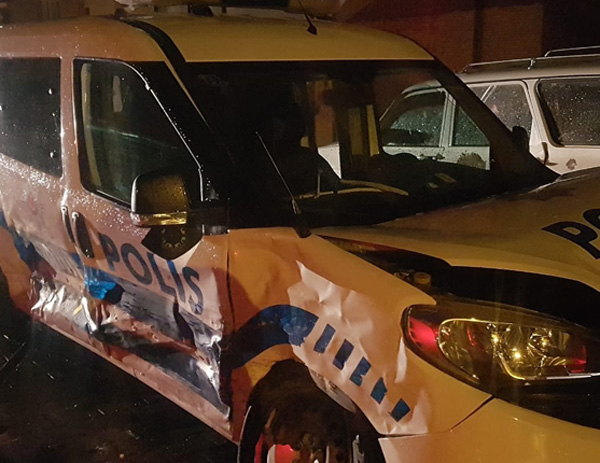 Hatay'da mülteci taşıyan araç polis ekibine çarptı