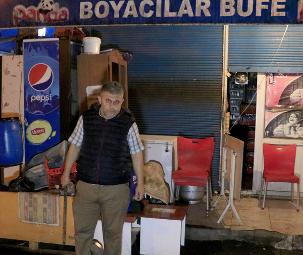 Büfecinin hırsız nöbeti