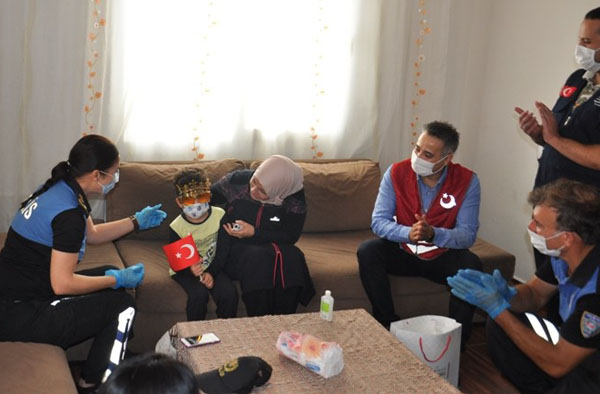 Mersin polisi lösemili çocukları mutlu etti