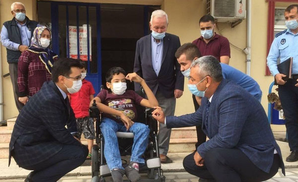 Umut tekerlekli sandalyesine kavuştu