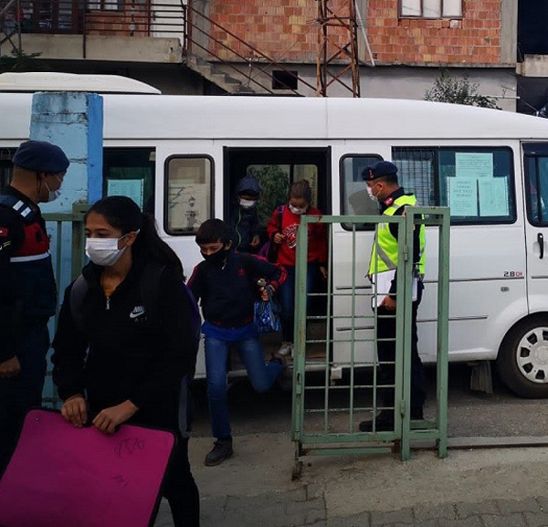 Adana’da 6 servis aracı trafikten men edildi