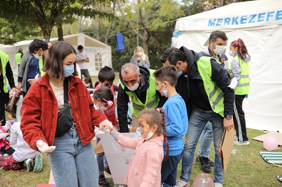 Depremzedelere yardımlar dağıtılıyor