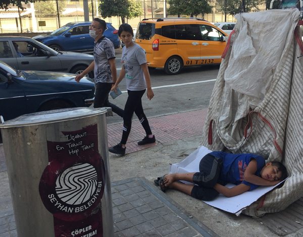 Kağıt toplarken uyuyakaldı