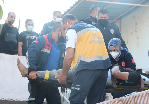 Yıkılan duvarın altında kalan işçi ağır yaralandı