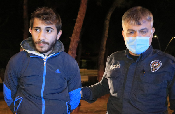 Polise taşla saldırdı