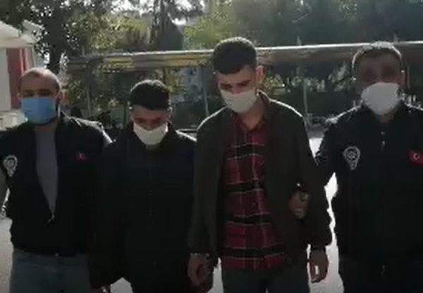 Yolda yürüyen kadının cüzdanını kapıp kaçtılar