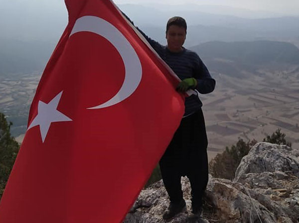 Mehmetçiğe bir çuval un bağışladı