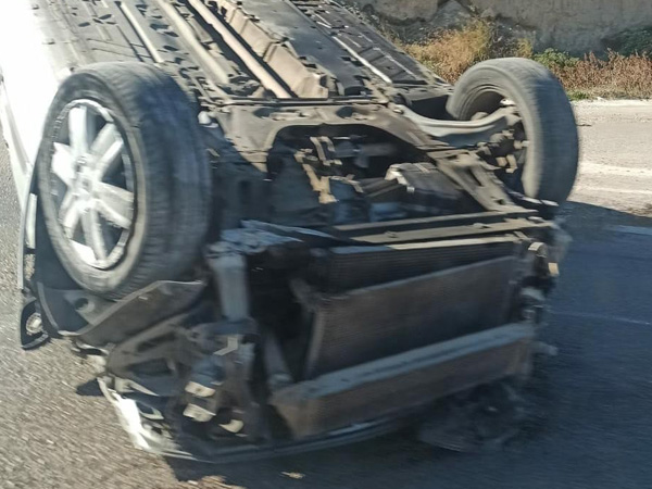 Takla atan otomobilden hafif yaralı kurtuldu