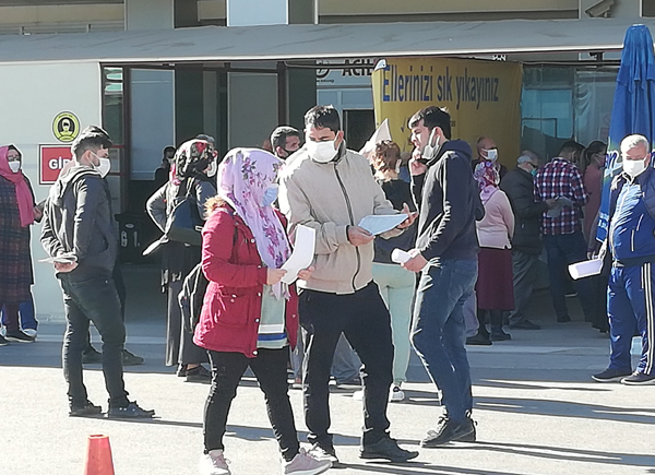 Virüs testi için hastanelerin önünde kuyruk oluştu