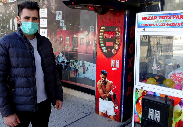 Oyun makinesinin kilidini kırıp bozuk paraları çaldılar