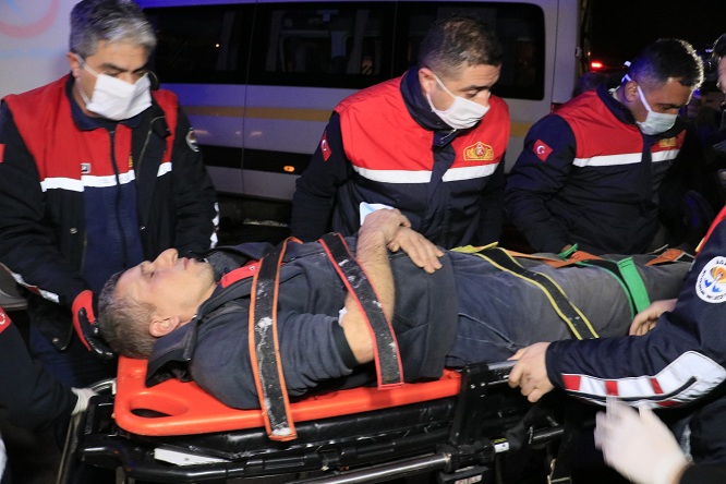 Adana’da işçi servisi ile hafif ticari araç çarpıştı