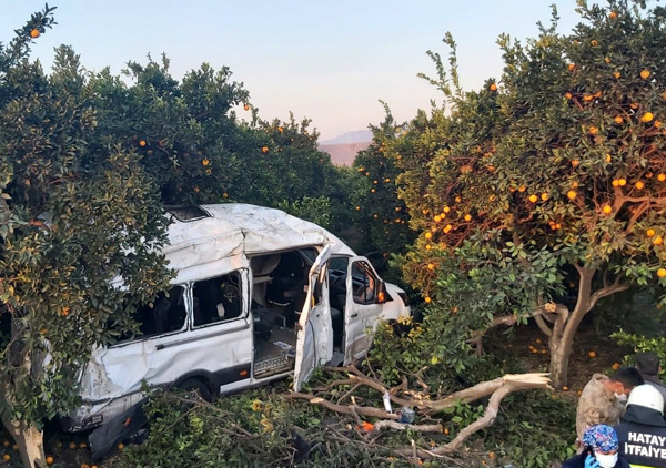 Tarım işçilerini taşıyan servis aracı kaza yaptı: 9 yaralı